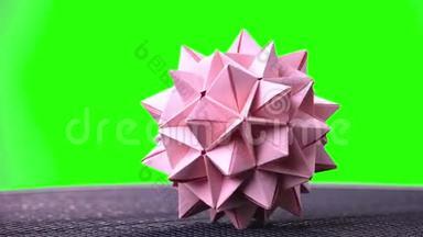 <strong>粉色折纸</strong>尖球。